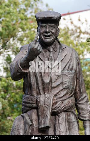 La statua di Graham Ibbeson di Dickie Bird a Barnsley Foto Stock
