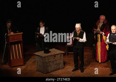 Una lettura in costume di A Christmas Carol di Charles Dickens del Roughcast Theatre al Fisher Theatre Bungay nel Suffolk Regno Unito Foto Stock