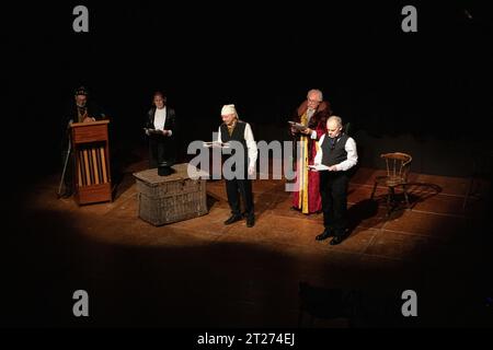 Una lettura in costume di A Christmas Carol di Charles Dickens del Roughcast Theatre al Fisher Theatre Bungay nel Suffolk Regno Unito Foto Stock