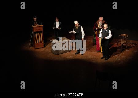 Una lettura in costume di A Christmas Carol di Charles Dickens del Roughcast Theatre al Fisher Theatre Bungay nel Suffolk Regno Unito Foto Stock