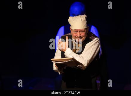 Nel Bungay Theatre Suffolk in una sceneggiatura in costume che legge il canto di Natale di Charles Dickens, il fantasma di Jacob Marley appare in una luce blu Foto Stock