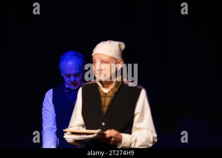 Nel Bungay Theatre Suffolk in una sceneggiatura in costume che legge il canto di Natale di Charles Dickens, il fantasma di Jacob Marley appare in un innaturale Foto Stock