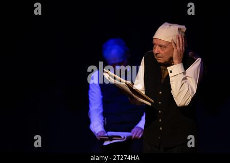 Nel Bungay Theatre Suffolk in una sceneggiatura in costume che legge il canto di Natale di Charles Dickens, il fantasma di Jacob Marley appare in una luce blu Foto Stock