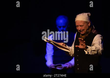 Nel Bungay Theatre Suffolk in una sceneggiatura in costume che legge il canto di Natale di Charles Dickens, il fantasma di Jacob Marley appare in una luce blu Foto Stock