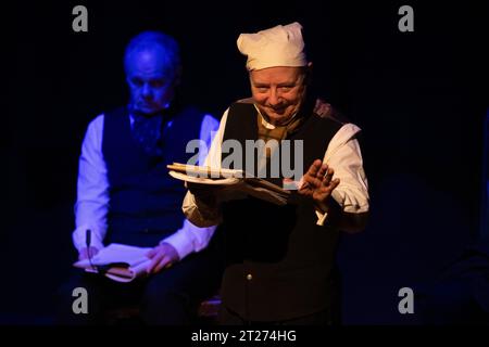 Nel Bungay Theatre Suffolk in una sceneggiatura in costume che legge il canto di Natale di Charles Dickens, il fantasma di Jacob Marley appare in una luce blu Foto Stock