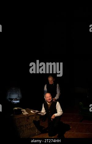 Durante un Covid Lockdown una lettura in costume del canto natalizio di Dickens nel Fisher Theatre Bungay Suffolk Foto Stock