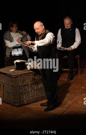 Una rappresentazione del canto di Natale di Charles Dickens al Fisher Theatre Bungay, in costume ma leggendo dalla sceneggiatura Foto Stock