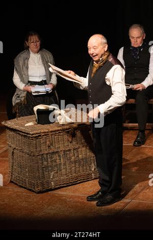 Una rappresentazione del canto di Natale di Charles Dickens al Fisher Theatre Bungay, in costume ma leggendo dalla sceneggiatura Foto Stock