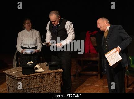 Una rappresentazione del canto di Natale di Charles Dickens al Fisher Theatre Bungay, in costume ma leggendo dalla sceneggiatura Foto Stock