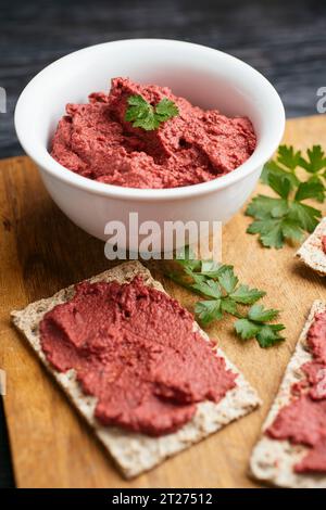 Spalmabile fatto in casa a base di barbabietole, noci tostate, mela e tahini. Foto Stock