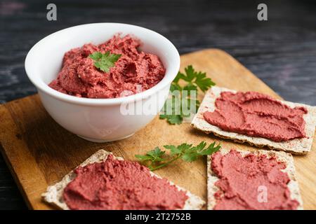 Spalmabile fatto in casa a base di barbabietole, noci tostate, mela e tahini. Foto Stock