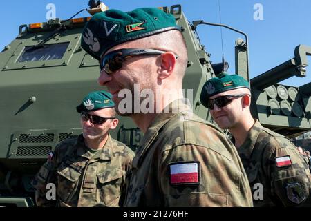 Soldati polacchi che operano M142 HIMARS Foto Stock