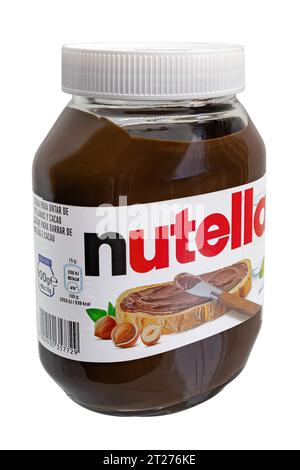 Huelva, Spagna - 17 ottobre 2023: Nutella, una marca di cacao marrone, dolcificato, prodotto dall'azienda italiana Ferrero e introduc Foto Stock