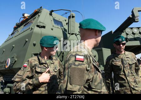 Soldati polacchi che operano M142 HIMARS Foto Stock