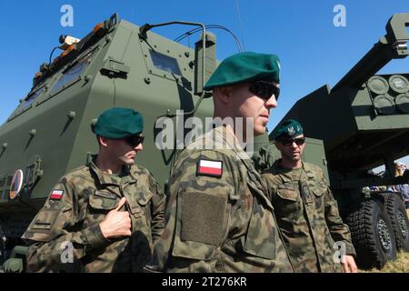 Soldati polacchi che operano M142 HIMARS Foto Stock