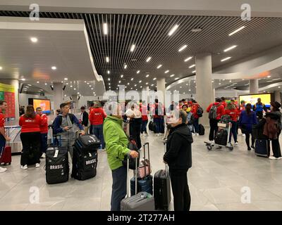 Santiago, Cile, USA. 17 ottobre 2023. (INT) arrivo degli atleti per i Giochi Panamericani a Santiago. 17 ottobre 2023, Santiago, Cile: Alcuni atleti arrivano all'aeroporto Merino Benitez di Santiago e sono stati trasportati al villaggio Panamericano dove soggiornano durante le partite. Le bandiere di ciascun paese partecipante sono posizionate sulle pareti dell'edificio. I giochi iniziano dal 20 ottobre al 5 novembre.Credit: Niyi Fote/Thenews2 (Credit Image: © Niyi Fote/TheNEWS2 via ZUMA Press Wire) SOLO PER USO EDITORIALE! Non per USO commerciale! Foto Stock