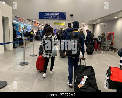 Santiago, Cile, USA. 17 ottobre 2023. (INT) arrivo degli atleti per i Giochi Panamericani a Santiago. 17 ottobre 2023, Santiago, Cile: Alcuni atleti arrivano all'aeroporto Merino Benitez di Santiago e sono stati trasportati al villaggio Panamericano dove soggiornano durante le partite. Le bandiere di ciascun paese partecipante sono posizionate sulle pareti dell'edificio. I giochi iniziano dal 20 ottobre al 5 novembre.Credit: Niyi Fote/Thenews2 (Credit Image: © Niyi Fote/TheNEWS2 via ZUMA Press Wire) SOLO PER USO EDITORIALE! Non per USO commerciale! Foto Stock