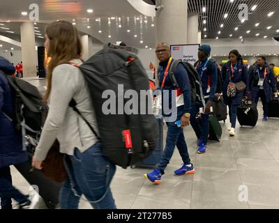 Santiago, Cile, USA. 17 ottobre 2023. (INT) arrivo degli atleti per i Giochi Panamericani a Santiago. 17 ottobre 2023, Santiago, Cile: Alcuni atleti arrivano all'aeroporto Merino Benitez di Santiago e sono stati trasportati al villaggio Panamericano dove soggiornano durante le partite. Le bandiere di ciascun paese partecipante sono posizionate sulle pareti dell'edificio. I giochi iniziano dal 20 ottobre al 5 novembre.Credit: Niyi Fote/Thenews2 (Credit Image: © Niyi Fote/TheNEWS2 via ZUMA Press Wire) SOLO PER USO EDITORIALE! Non per USO commerciale! Foto Stock