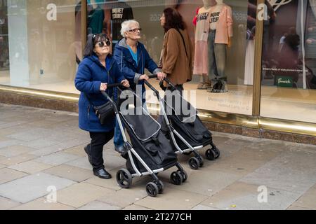 Gli amanti dello shopping a Northumberland Street nella città di Newcastle upon Tyne, Regno Unito. Concetto di vendita al dettaglio e consumatori. Foto Stock