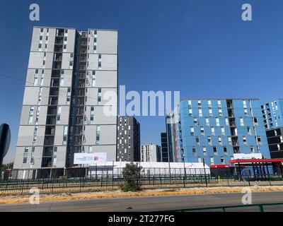 Santiago, Cile, USA. 17 ottobre 2023. (INT) arrivo degli atleti per i Giochi Panamericani a Santiago. 17 ottobre 2023, Santiago, Cile: Alcuni atleti arrivano all'aeroporto Merino Benitez di Santiago e sono stati trasportati al villaggio Panamericano dove soggiornano durante le partite. Le bandiere di ciascun paese partecipante sono posizionate sulle pareti dell'edificio. I giochi iniziano dal 20 ottobre al 5 novembre.Credit: Niyi Fote/Thenews2 (Credit Image: © Niyi Fote/TheNEWS2 via ZUMA Press Wire) SOLO PER USO EDITORIALE! Non per USO commerciale! Foto Stock