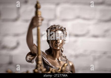 Augusta, Baviera, Germania. 16 ottobre 2023. Justitia di fronte a un muro di pietra bianca. Simbolo della legge, della giustizia e della corte *** Justitia Figur vor einer Weißen Steinmauer. Symbol für Recht, Gesetz und Gericht Credit: Imago/Alamy Live News Foto Stock