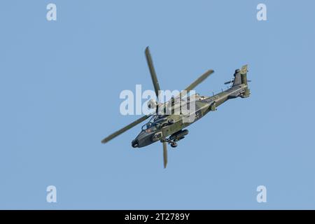 L'elicottero militare bimotore Tiger, della Airbus Helicopters vola all'aeroporto di Berlino, in Germania Foto Stock