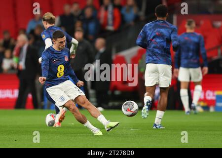 Londra, Regno Unito. 17 ottobre 2023. L'inglese Phil Foden si scalda durante la partita di qualificazione UEFA EURO 2024 tra Inghilterra e Italia al Wembley Stadium, Londra, il 17 ottobre 2023. Foto di Ken Sparks. Solo per uso editoriale, licenza necessaria per uso commerciale. Nessun utilizzo in scommesse, giochi o pubblicazioni di un singolo club/campionato/giocatore. Credito: UK Sports Pics Ltd/Alamy Live News Foto Stock