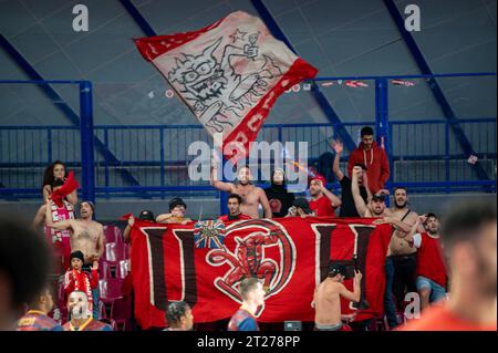 Venezia, Italia. 17 ottobre 2023. Hapoel Shlomo Tel Aviv tifosi durante la partita Umana Reyer Venezia vs Hapoel Shlomo Tel Aviv, Basketball Eurocup a Venezia, Italia, 17 ottobre 2023 crediti: Independent Photo Agency/Alamy Live News Foto Stock