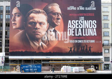 Madrid, Spagna. 16 ottobre 2023. Un grande cartellone pubblicitario che promuove il film Killers of the Flower Moon, prodotto dalla Paramount Pictures e Apple Studios, e diretto da Martin Scorsese visto in Spagna. (Foto di Xavi Lopez/SOPA Images/Sipa USA) credito: SIPA USA/Alamy Live News Foto Stock