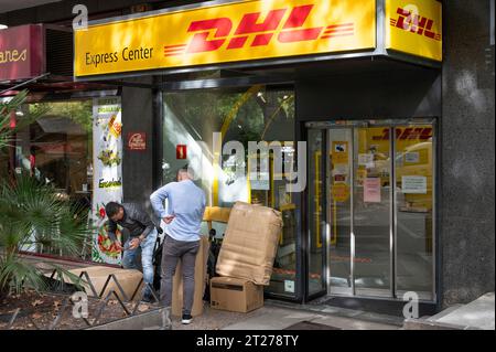 Madrid, Spagna. 16 ottobre 2023. I clienti vengono visti presso il negozio DHL della società tedesca di corriere espresso in Spagna. (Foto di Xavi Lopez/SOPA Images/Sipa USA) credito: SIPA USA/Alamy Live News Foto Stock