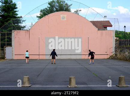 Gente del posto a Espelette, Paesi Baschi francesi che gioca una partita amichevole del Pelota Foto Stock