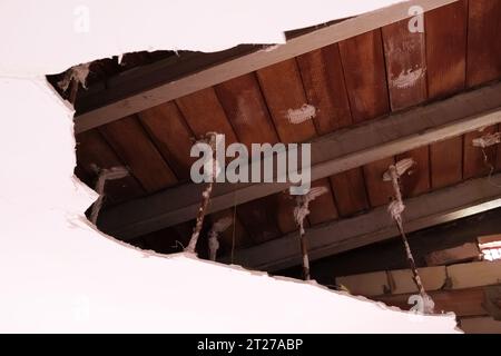 Uno sguardo al passato rivela un gioiello architettonico scoperto nel soffitto interno Foto Stock