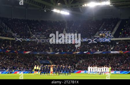 Un momento di silenzio è riservato ai giocatori di Francia e Scozia in memoria delle due vittime dell’attentato terroristico di ieri a Bruxelles davanti alle qualificazioni europee tra Belgio e Svezia. Durante la partita amichevole internazionale allo Stade Pierre Mauroy di Lille, in Francia. Data immagine: Martedì 17 ottobre 2023. Foto Stock