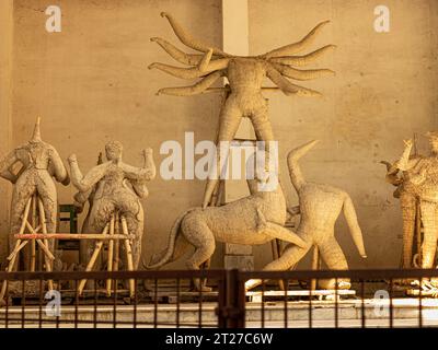 Terreno grezzo Durga Kumartuli, Bengala Occidentale, India, Un idolo di argilla della dea Durga in costruzione ad un Foto Stock