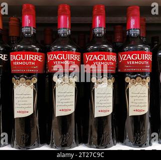 Yzaguirre Rojo Vermouth bottiglie in un supermercato Foto Stock