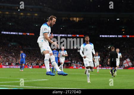 Londra, Regno Unito. 17 ottobre 2023. L'inglese Harry Kane festeggia dopo aver segnato il primo gol della sua squadra dal punto di rigore. Inghilterra contro Italia, partita di qualificazione a UEFA Euro 2024 gruppo di calcio internazionale C al Wembley Stadium di Londra martedì 17 ottobre 2023. Solo per uso editoriale. foto di Andrew Orchard/Andrew Orchard fotografia sportiva/Alamy Live News Credit: Andrew Orchard fotografia sportiva/Alamy Live News Foto Stock