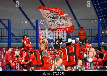 Venezia, Italia. 17 ottobre 2023. Hapoel Shlomo Tel Aviv tifosi durante la partita Umana Reyer Venezia vs Hapoel Shlomo Tel Aviv, Basketball Eurocup a Venezia, Italia, 17 ottobre 2023 crediti: Independent Photo Agency/Alamy Live News Foto Stock