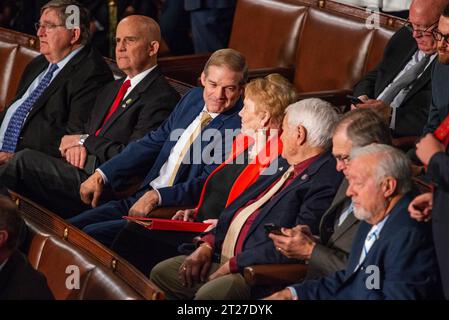 Il rappresentante degli Stati Uniti Jim Jordan Repubblicano dell'Ohio parla con il rappresentante degli Stati Uniti Kay Granger Repubblicano del Texas dopo aver votato per il leader della maggioranza della camera degli Stati Uniti Steve Scalise Repubblicano della Louisiana nella camera della camera durante il voto per un nuovo Presidente della camera nel Campidoglio martedì 17 ottobre 2023. Jordan non ricevette i voti di cui aveva bisogno a causa dell'opposizione all'interno del suo partito. Jordan ha vinto la nomination GOP e non affronta alcuna competizione nel suo partito. Il leader di minoranza della camera degli Stati Uniti Hakeem Jeffries Democrat di New York è la nomina democratica. Jordan ha bisogno Foto Stock