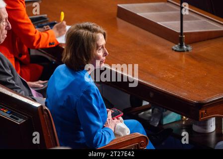 La rappresentante degli Stati Uniti Nancy Pelosi Democratica della California nella camera della camera durante il voto per un nuovo presidente della camera in Campidoglio martedì 17 ottobre 2023. Il rappresentante degli Stati Uniti Jim Jordan, repubblicano dell'Ohio, ha vinto la nomination GOP e non affronta alcuna competizione nel suo partito. Il leader di minoranza della camera degli Stati Uniti Hakeem Jeffries Democrat di New York è la nomina democratica. Jordan ha bisogno di 217 voti per vincere la Speakership. Kevin McCarthy, repubblicano della California, è stato recentemente estromesso dalla Speakership. Copyright: XAnnabellexGordonx/xCNPx/MediaPunchx Foto Stock