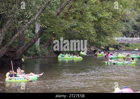 Helen, Georgia / USA - 9 settembre 2023: La vista teleobiettivo mostra le persone che fanno tubing sul fiume Chattahoochee in una calda giornata estiva. Foto Stock