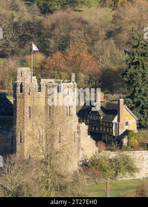 Castello di Stokesay vicino a Craven Arms visto da Stoke Wood, View Edge, Shropshire, Regno Unito Foto Stock