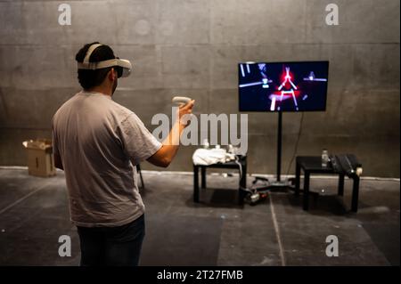 Giovane che gioca con il visore VR all-in-one Meta quest 2 durante ZGamer, un festival di videogiochi, intrattenimento digitale, giochi da tavolo e YouTuber d Foto Stock