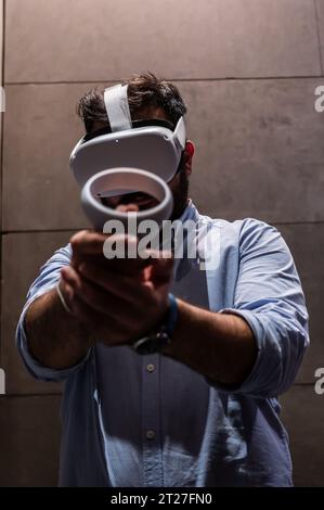 Giovane che gioca con il visore VR all-in-one Meta quest 2 durante ZGamer, un festival di videogiochi, intrattenimento digitale, giochi da tavolo e YouTuber d Foto Stock