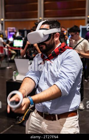 Giovane che gioca con il visore VR all-in-one Meta quest 2 durante ZGamer, un festival di videogiochi, intrattenimento digitale, giochi da tavolo e YouTuber d Foto Stock