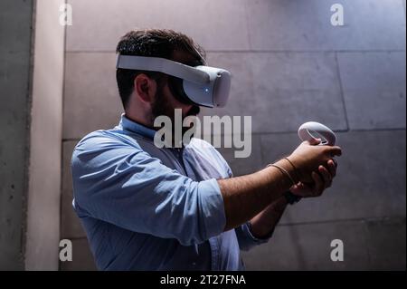 Giovane che gioca con il visore VR all-in-one Meta quest 2 durante ZGamer, un festival di videogiochi, intrattenimento digitale, giochi da tavolo e YouTuber d Foto Stock