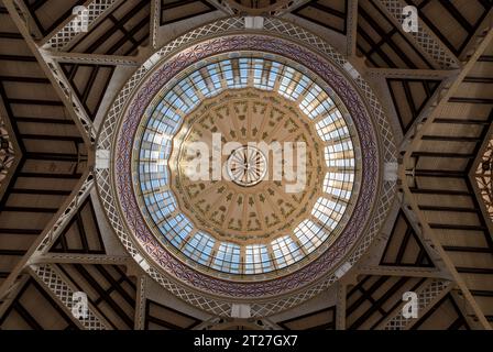 Valencia, Spagna - 25 settembre 2023: La grande cupola (alta 30 metri) all'interno del mercato centrale (Mercado Central). Interamente decorata. Foto Stock