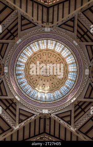 Valencia, Spagna - 25 settembre 2023: La grande cupola (alta 30 metri) all'interno del mercato centrale (Mercado Central). Interamente decorata. Foto Stock