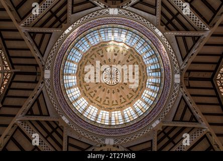 Valencia, Spagna - 25 settembre 2023: La grande cupola (alta 30 metri) all'interno del mercato centrale (Mercado Central). Interamente decorata. Foto Stock