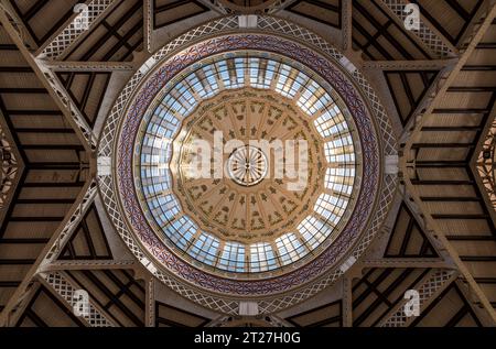 Valencia, Spagna - 25 settembre 2023: La grande cupola (alta 30 metri) all'interno del mercato centrale (Mercado Central). Interamente decorata. Foto Stock