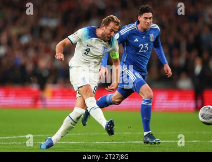 Wembley Stadium, Londra, Regno Unito. 17 ottobre 2023. UEFA Euro 2024 qualificazione calcio, Inghilterra contro Italia; l'inglese Harry Kane tira e segna il terzo gol ai suoi lati al 77° minuto per raggiungere il 3-1 credito: Action Plus Sports/Alamy Live News Foto Stock